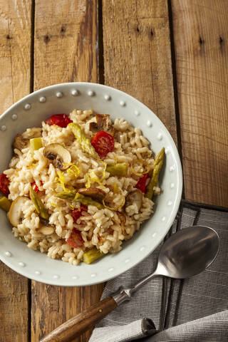 Draufsicht auf eine Schüssel mit Risotto mit Pilzen, lizenzfreies Stockfoto