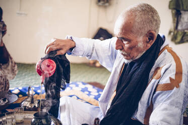 Älterer Mann im Flüchtlingslager Smara bereitet Tee zu, Tindouf, Algerien - OCMF00955