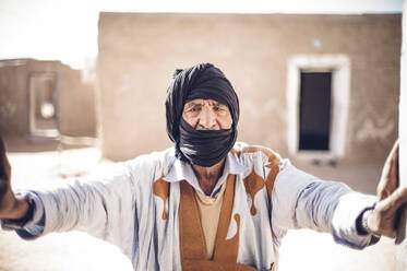 Porträt eines älteren Mannes im Flüchtlingslager Smara, Tindouf, Algerien - OCMF00960