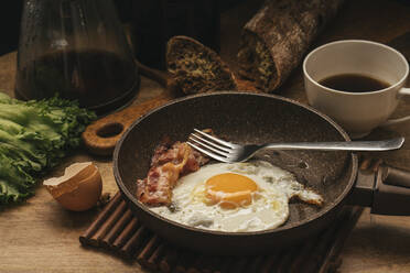 Russia, Saint Petersburg, Fried egg and bacon on frying pan - VPIF01901