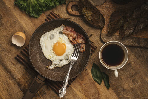 Russia, Saint Petersburg, Fried egg and bacon on frying pan - VPIF01902