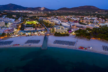 Spanien, Balearen, Mallorca, Region Calvia, Luftbild über Costa de la Calma und Santa Ponca mit Hotels und Stränden bei Sonnenuntergang - AMF07672