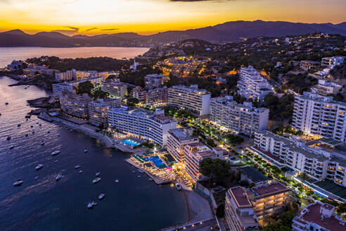 Spanien, Balearen, Mallorca, Region Calvia, Luftbild über Costa de la Calma und Santa Ponca mit Hotels und Stränden bei Sonnenuntergang - AMF07676