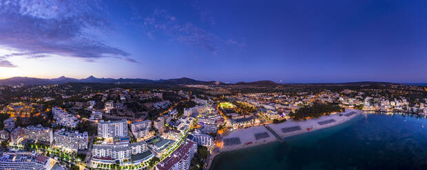 Spanien, Balearen, Mallorca, Region Calvia, Luftbild über Costa de la Calma und Santa Ponca mit Hotels und Stränden bei Sonnenuntergang - AMF07678