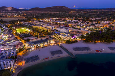 Spanien, Balearen, Mallorca, Region Calvia, Luftbild über Costa de la Calma und Santa Ponca mit Hotels und Stränden in der Abenddämmerung - AMF07679