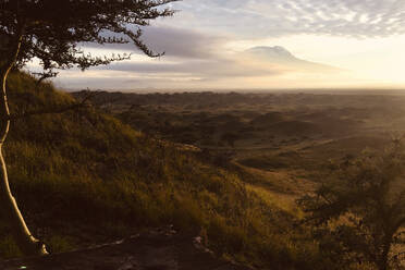 Tansania, Mount Meru Region, Blick auf den Kilimandscharo bei Sonnenaufgang - MWEF00215