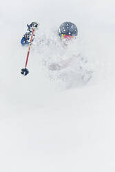 Skifahren und Schnee spritzen - CUF54399