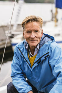 Porträt eines selbstbewussten älteren Mannes, der einen Bootsführerkurs besucht - MASF15999