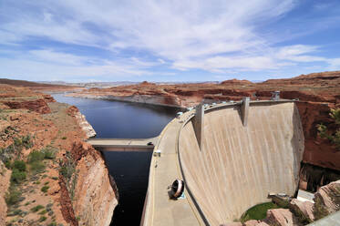 Der Staudamm am Lake Powell in Utah und Arizona - CAVF72548