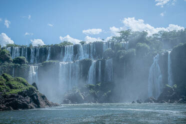 Blick auf die Wasserfälle von iguazu in Argentinien - CAVF72567