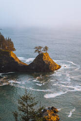 Felsformationen am Strand, Oregon, USA - ISF23532