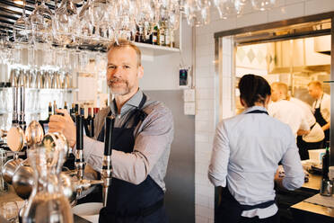 Männlicher und weiblicher Besitzer stehen in einem Restaurant - MASF16049