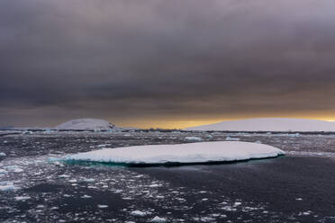 Eisberge bei Sonnenuntergang, Lemaire-Kanal, Antarktis - ISF23536