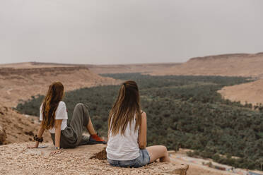 Rückenansicht von zwei jungen Frauen, die die Aussicht genießen, Fez, Marokko - AFVF04821