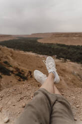 Füße einer Frau, die die Landschaft genießt, Fes, Marokko - AFVF04822