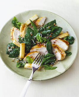 Spinach salad with roasted chicken breast - PPXF00291