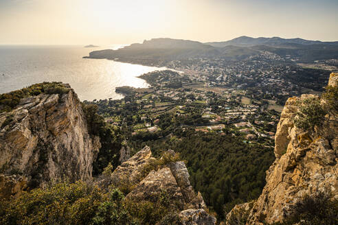 Frankreich, Côte d'Azur, Cassis, Sonnenuntergang am Cap Canaille - MSUF00126