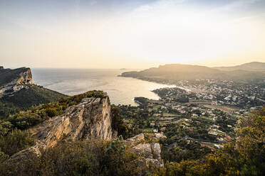 Frankreich, Côte d'Azur, Cassis, Sonnenuntergang am Cap Canaille - MSUF00129