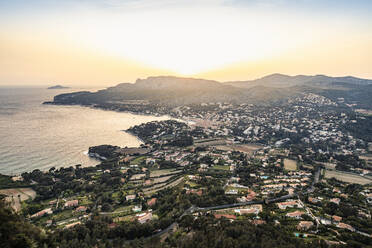 Frankreich, Côte d'Azur, Cassis, Sonnenuntergang am Cap Canaille - MSUF00130