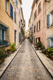 frankreich, Côte d'Azur, Ceyreste, enge Gasse in der Altstadt - MSUF00133