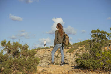 Rothaarige junge Frau auf einem Wanderausflug, Ibiza, Spanien - AFVF04847