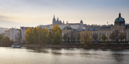 Tschechische Republik, Prag, Prager Burg und Veitsdom über den Fluss gesehen - WIF04165