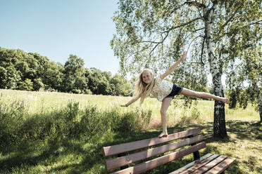 Mädchen balanciert auf einer Bank im Park - WFF00246
