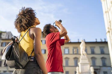 Junges Touristenpaar erkundet die Stadt, Florenz, Italien - FBAF01143