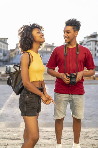 Glückliches junges Touristenpaar beim Erkunden der Stadt, Florenz, Italien, lizenzfreies Stockfoto