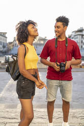 Glückliches junges Touristenpaar beim Erkunden der Stadt, Florenz, Italien - FBAF01145