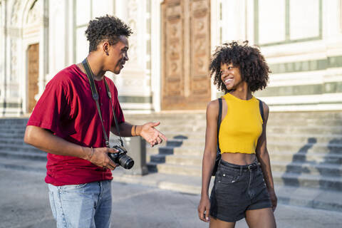 Glückliches junges Touristenpaar beim Spazierengehen und Reden in der Stadt, Florenz, Italien, lizenzfreies Stockfoto