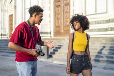 Glückliches junges Touristenpaar beim Spazierengehen und Reden in der Stadt, Florenz, Italien - FBAF01149