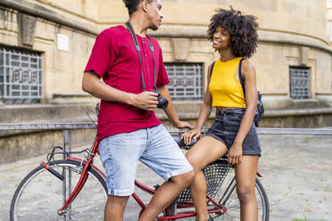 Glückliches junges Paar mit Fahrrad in der Stadt, Florenz, Italien - FBAF01152