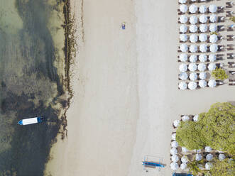 Indonesien, Bali, Luftaufnahme von Reihen von Sonnenschirmen am sandigen Küstenstrand von Nusa Dua - KNTF04030