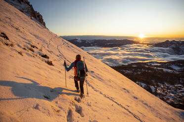 Bergsteiger am Berghang bei Sonnenaufgang, Orobie Alpen, Lecco, Italien - MCVF00162