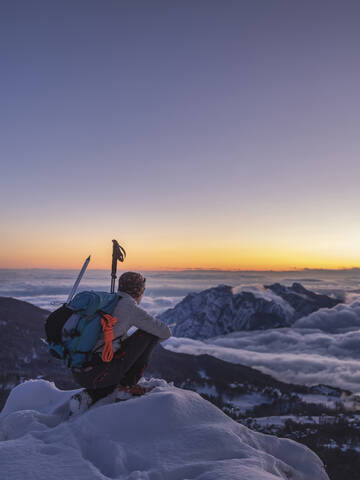 Bergsteiger auf dem Berggipfel in der Dämmerung, Orobie-Alpen, Lecco, Italien, lizenzfreies Stockfoto