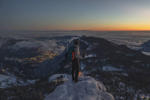 Bergsteiger auf dem Berggipfel in der Dämmerung, Orobie-Alpen, Lecco, Italien, lizenzfreies Stockfoto