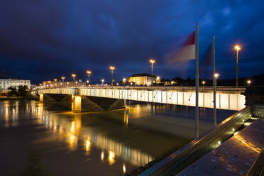 Österreich, Oberösterreich, Linz, Nibelungenbrücke über die Donau bei Nacht - WIF04168