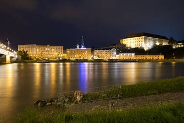 Österreich, Oberösterreich, Linz, Schloss über der Donau bei Nacht gesehen - WIF04169
