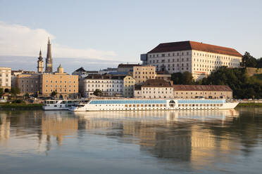 Österreich, Oberösterreich, Linz, Schloss und Kreuzfahrtschiff auf der Donau - WIF04171