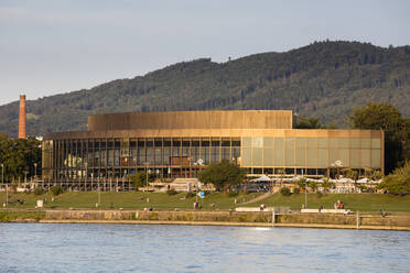 Österreich, Oberösterreich, Linz, Festival- und Kongresszentrum Brucknerhaus über die Donau gesehen - WIF04172