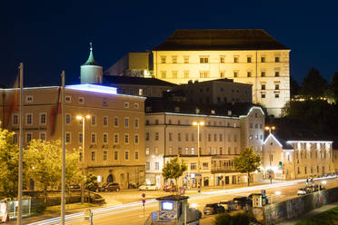 Österreich, Oberösterreich, Linz, Schloss bei Nacht beleuchtet - WIF04173