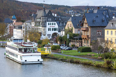 Deutschland, Rheinland-Pfalz, Traben-Trarbach, Fähre legt vor den Häusern der Uferstadt an - FCF01862