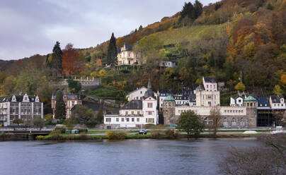 Deutschland, Rheinland-Pfalz, Traben-Trarbach, Stadt am Fluss im Herbst - FCF01866