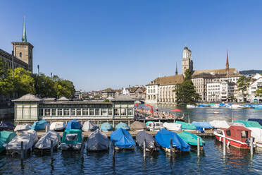 Schweiz, Kanton Zürich, Zürich, Boote an der Limmat mit Schwimmbad im Hintergrund - WDF05652