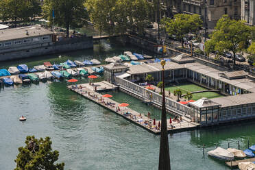 Schweiz, Kanton Zürich, Zürich, Schwimmbad und Boote auf der Limmat - WDF05653