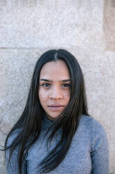 Porträt eines Teenagers mit langen schwarzen Haaren - GRCF00001