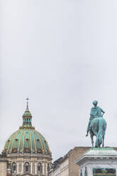 Dänemark, Kopenhagen, Reiterstandbild von Friedrich V. mit Frederiks Kirche im Hintergrund - MMAF01190