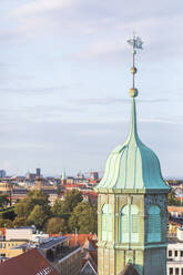 Dänemark, Kopenhagen, Turm der Trinitatiskirche und umliegende alte Stadtgebäude - MMAF01195