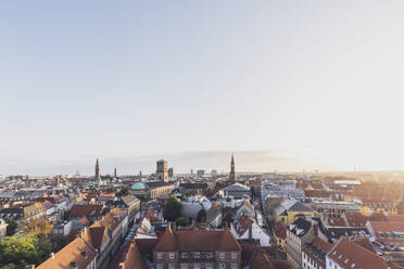 Dänemark, Kopenhagen, Klarer Himmel über der Skyline der Altstadt in der Abenddämmerung - MMAF01196